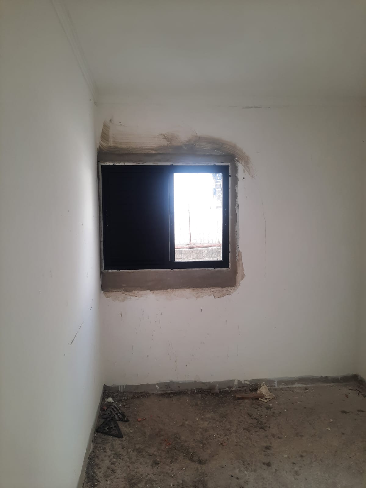 Janela acústica instalada em ambiente residencial.
